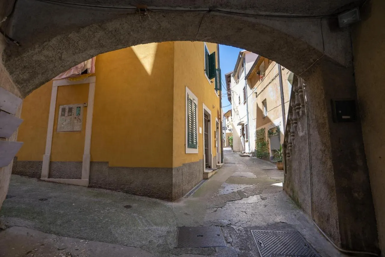 Lovran Old Town Apartment, 50M From Sea Apartment
